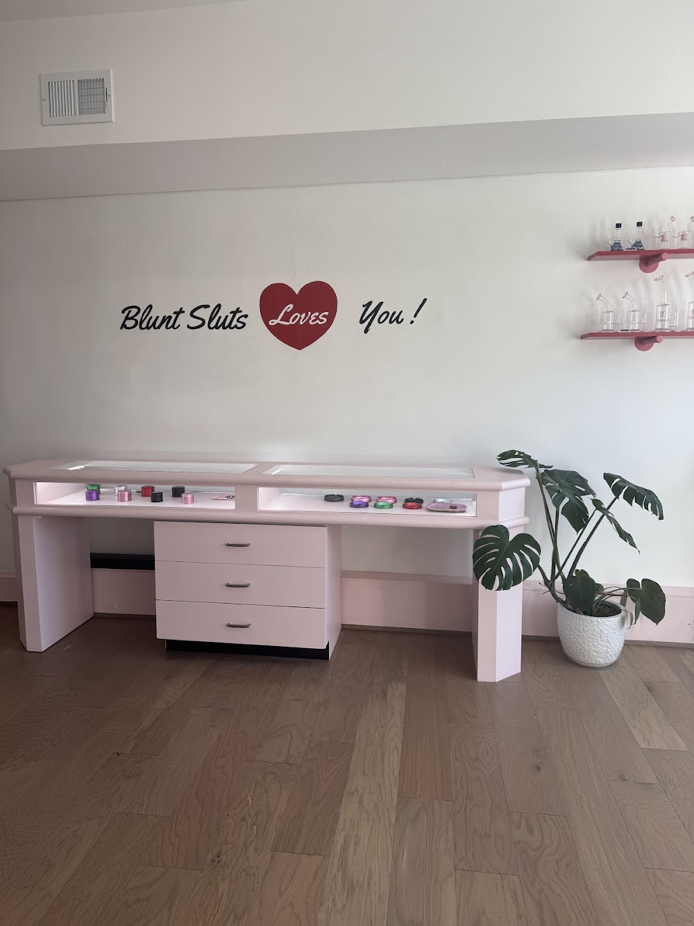 Bluntsluts Cannabis Club photo 8