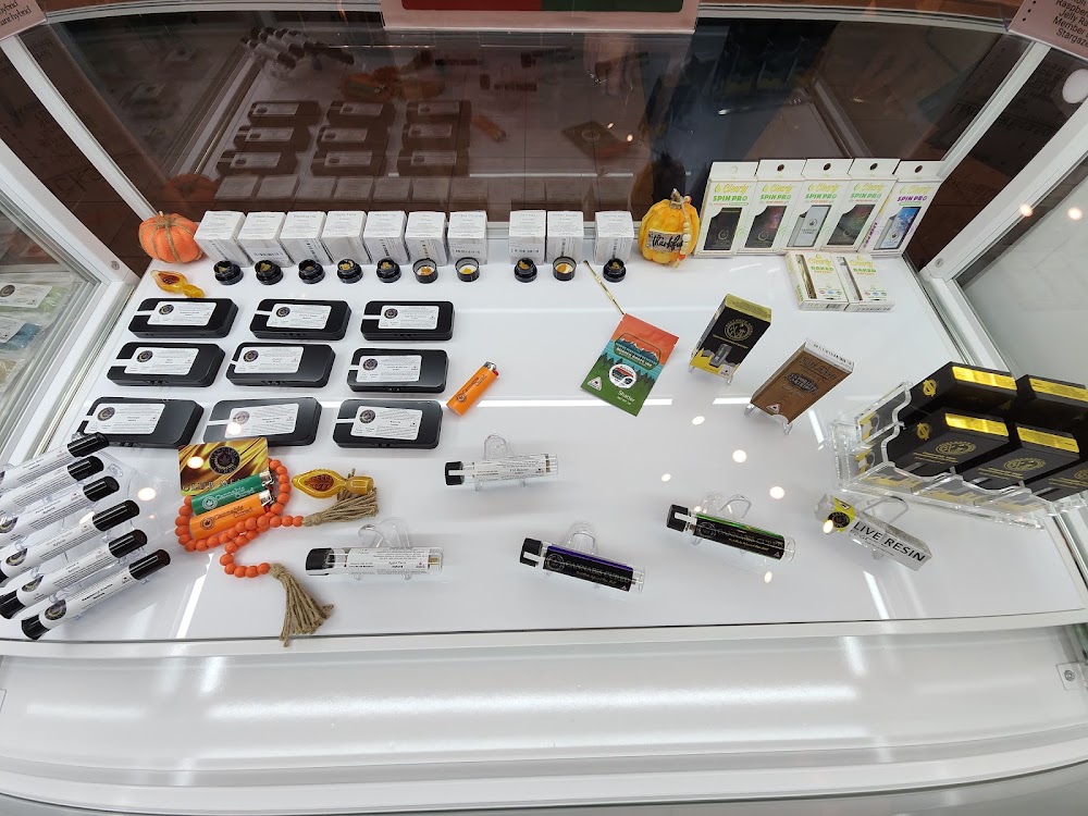 Cannabis Cured Retail photo 7