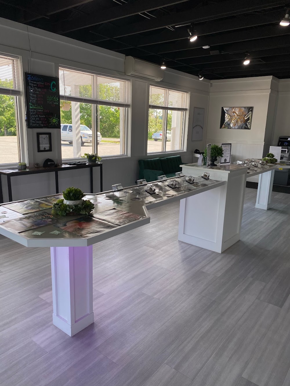 Cannabis Cured Retail photo 6