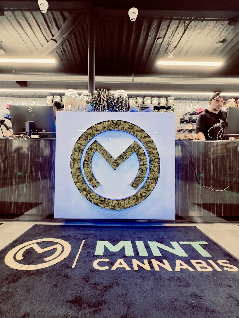 Mint Cannabis Roseville photo 4